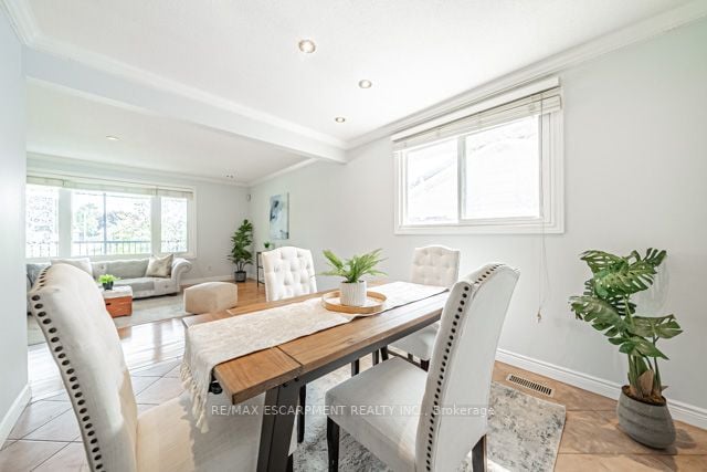 64 Forest Hill Cres