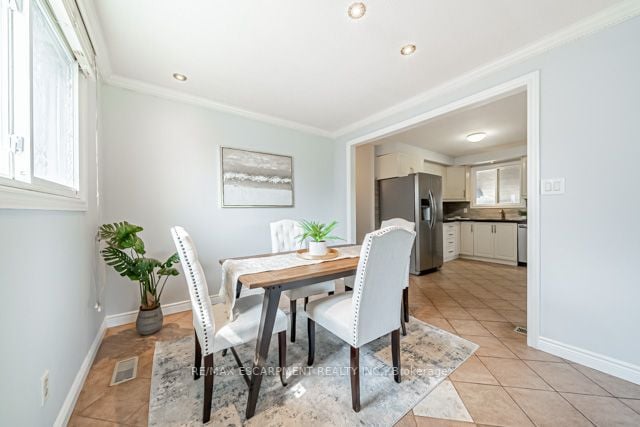 64 Forest Hill Cres