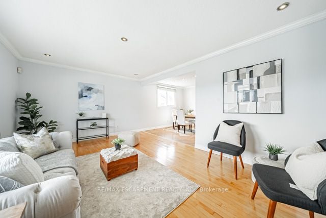 64 Forest Hill Cres