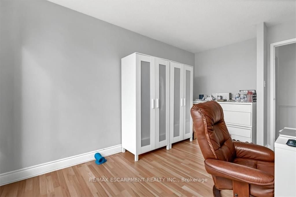 75 Queen St N, #603