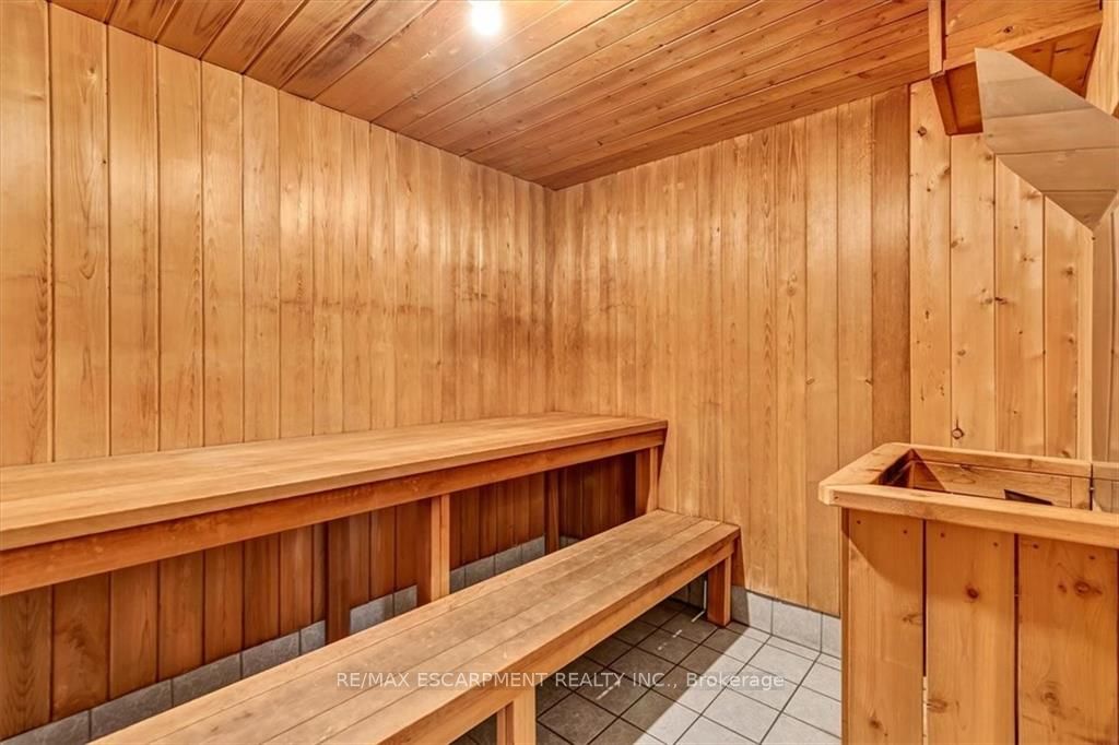75 Queen St N, #603
