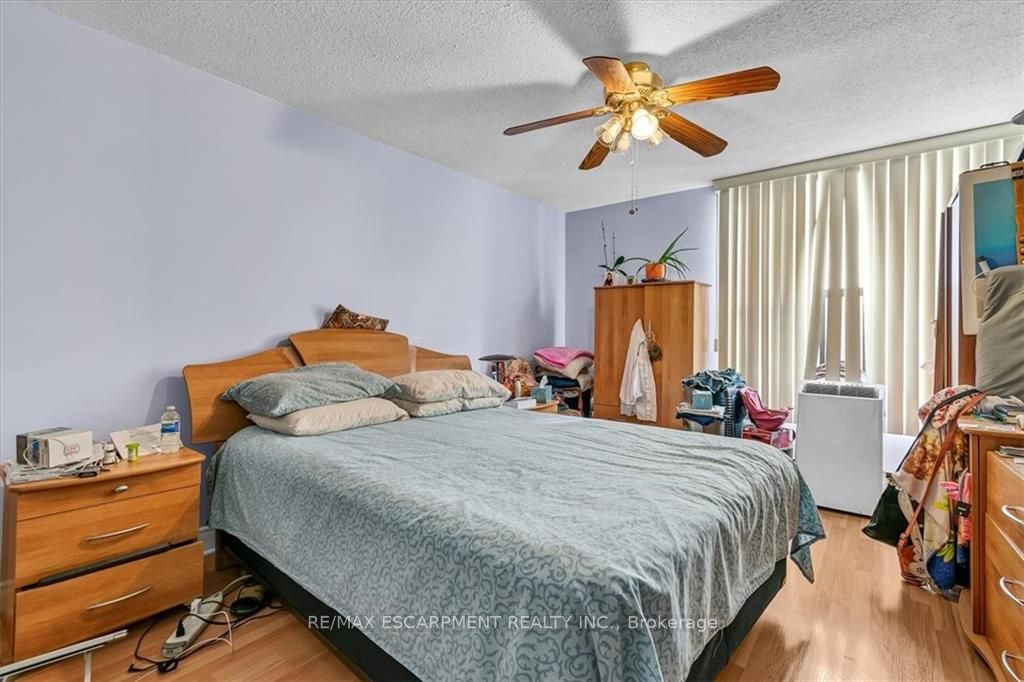 75 Queen St N, #603