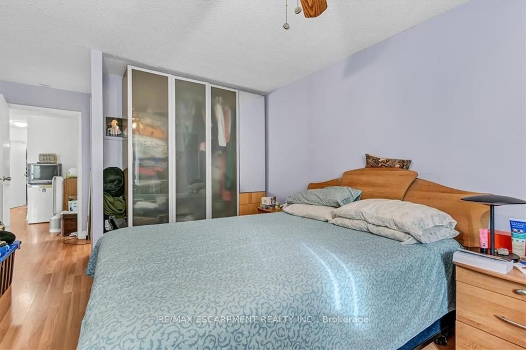 75 Queen St N, #603