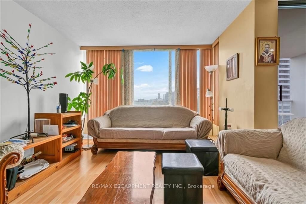 75 Queen St N, #603