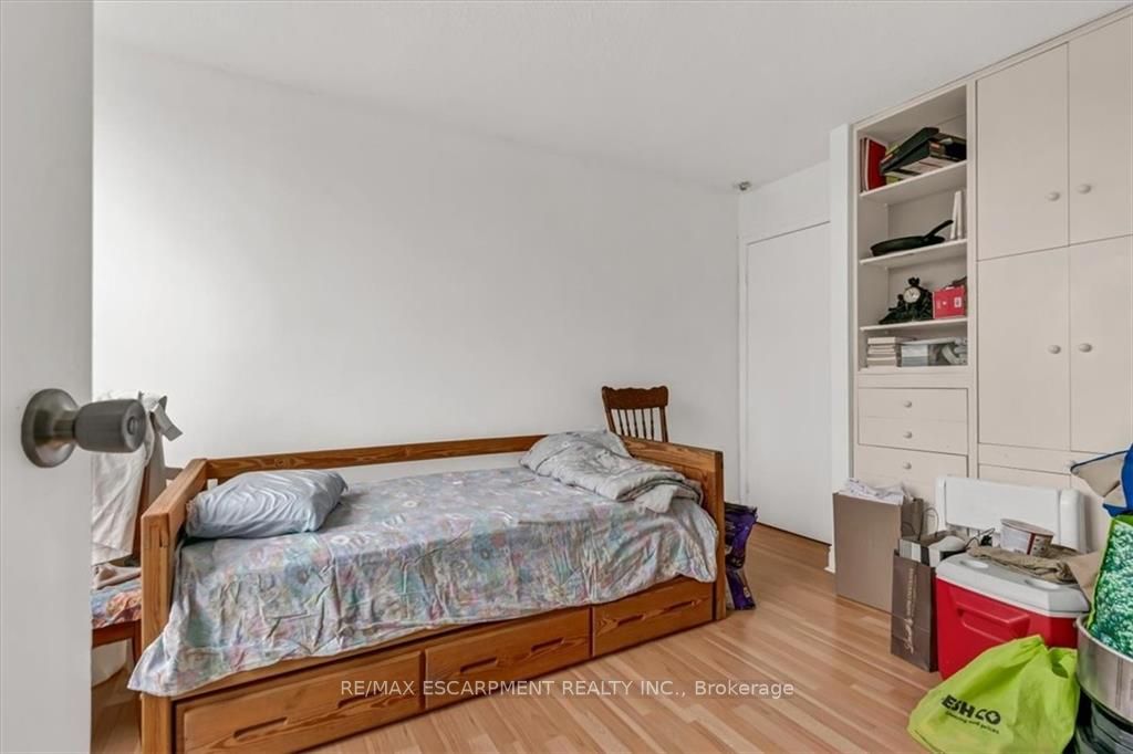 75 Queen St N, #603