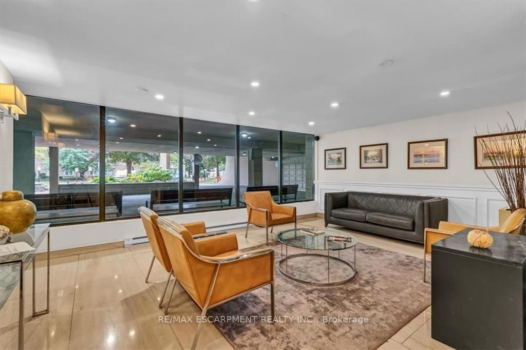 75 Queen St N, #603