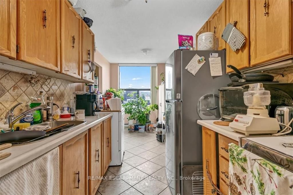 75 Queen St N, #603