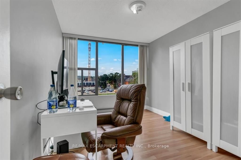 75 Queen St N, #603
