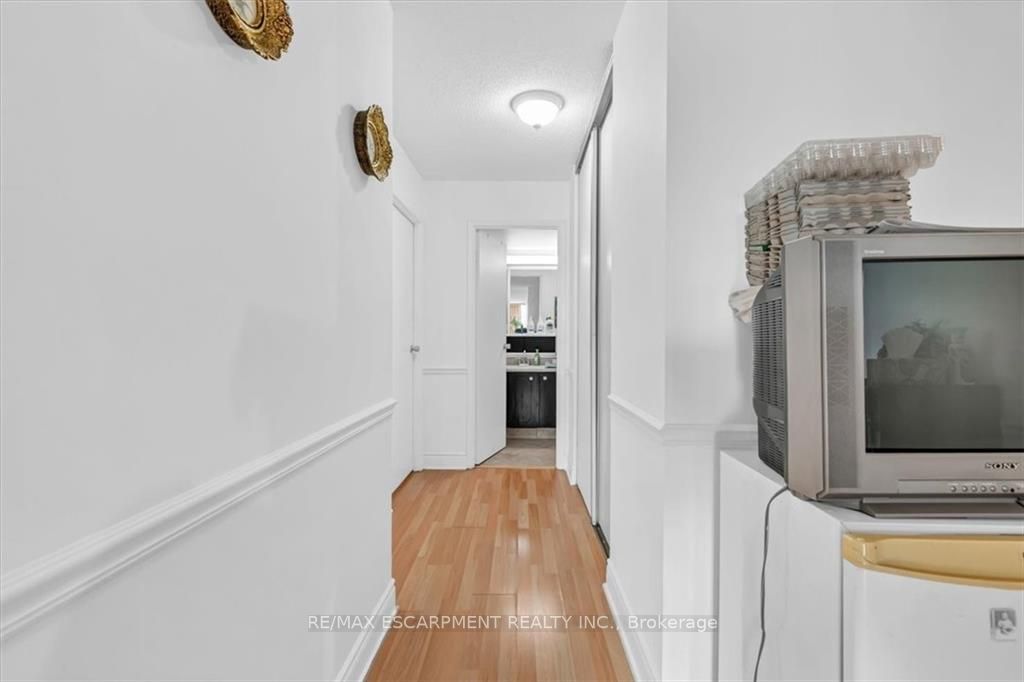 75 Queen St N, #603
