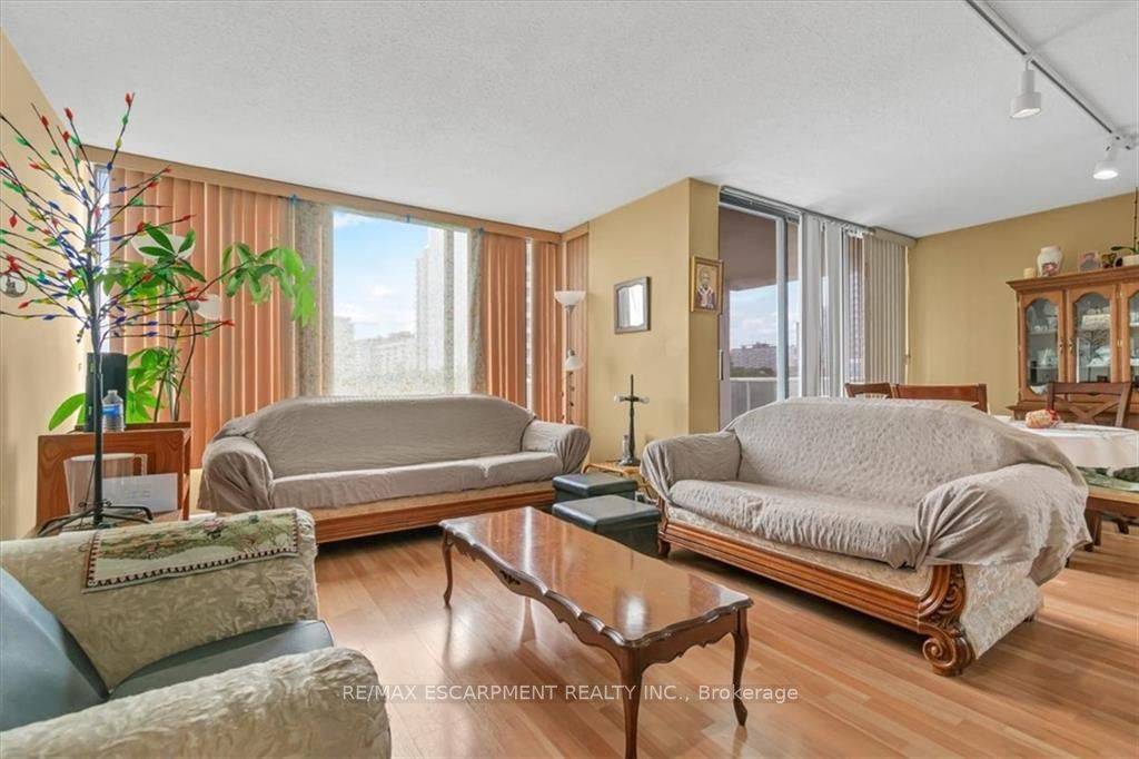 75 Queen St N, #603