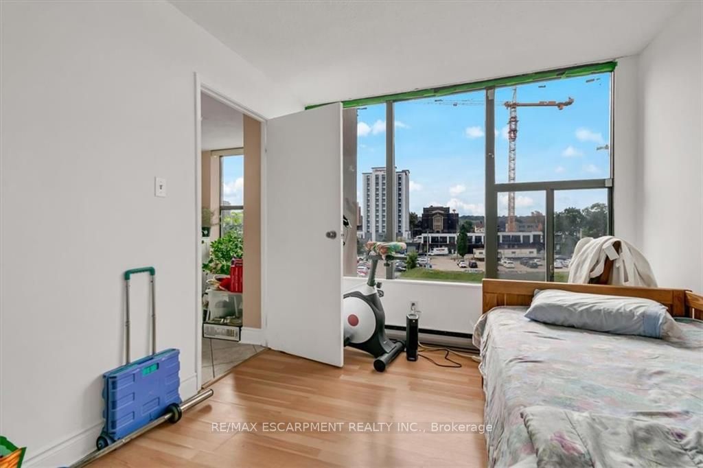 75 Queen St N, #603