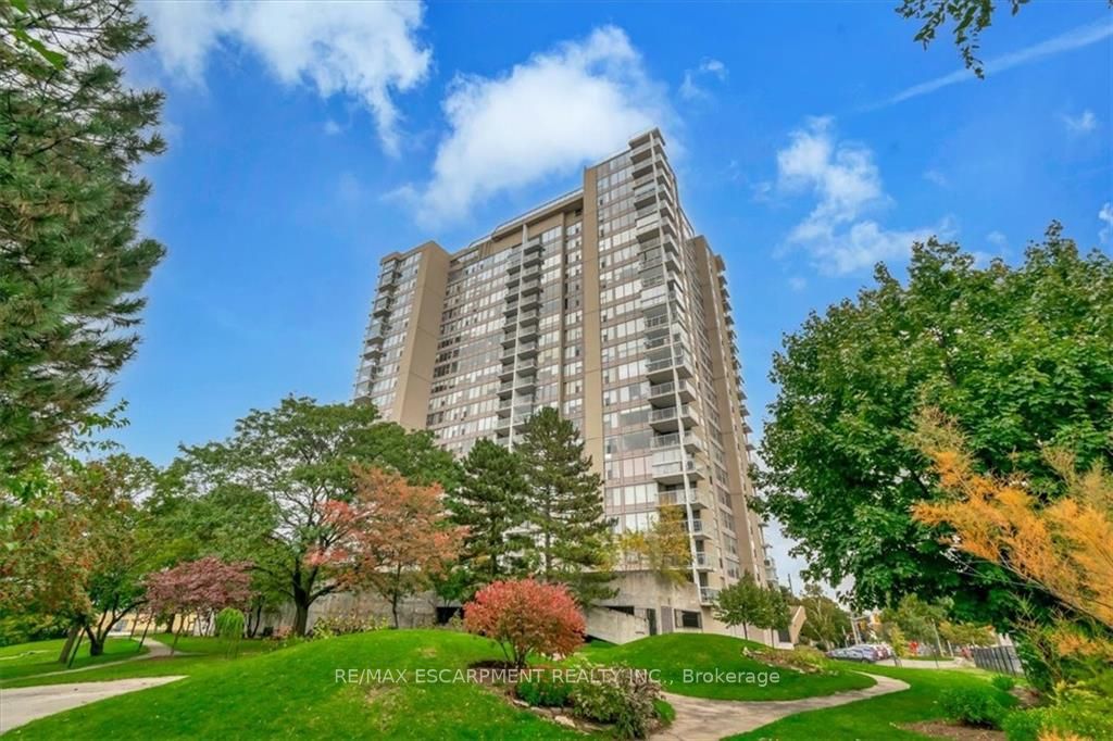 75 Queen St N, #603