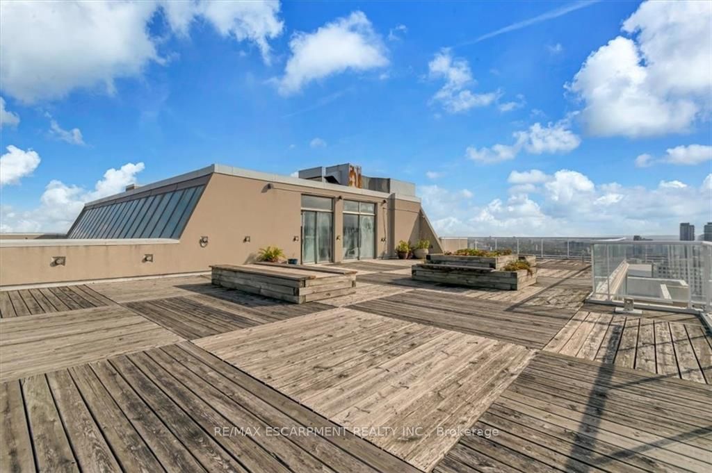 75 Queen St N, #603