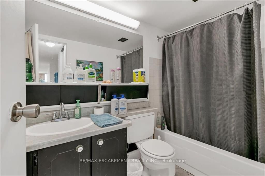 75 Queen St N, #603
