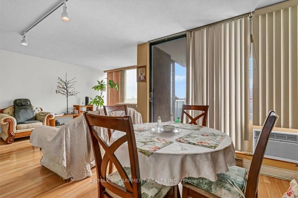 75 Queen St N, #603