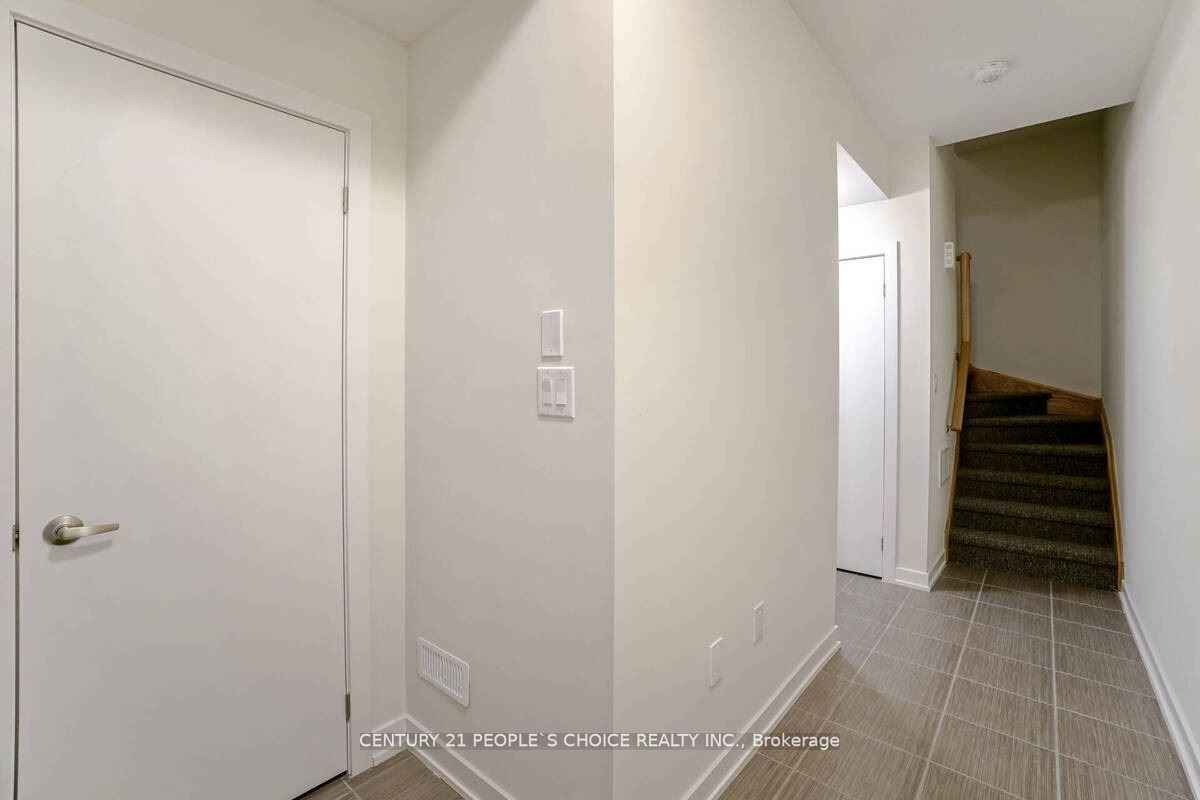 590 North Service Rd, #101