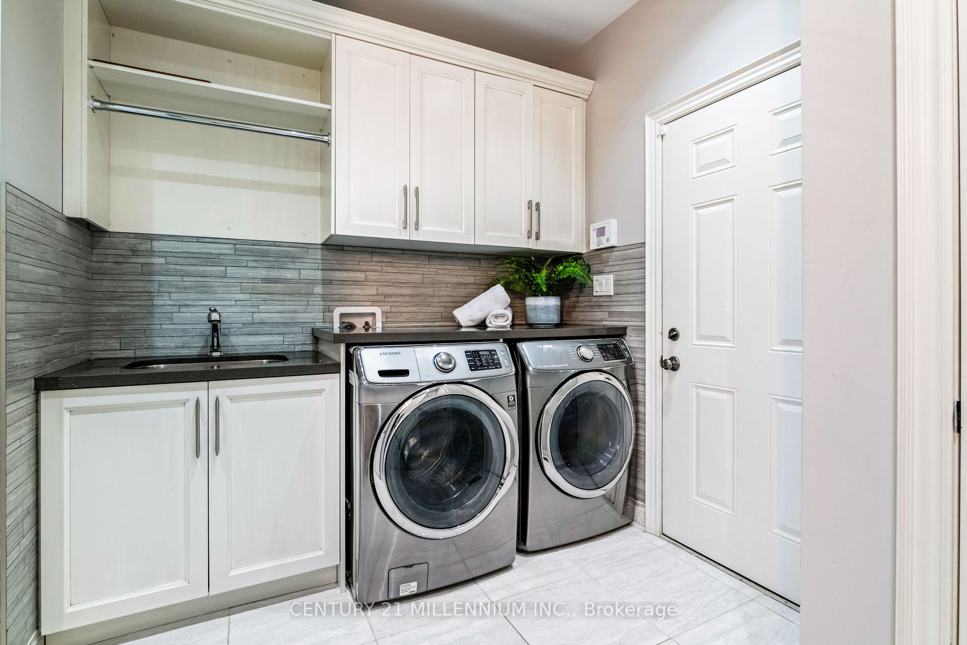 28 Mitchell Cres