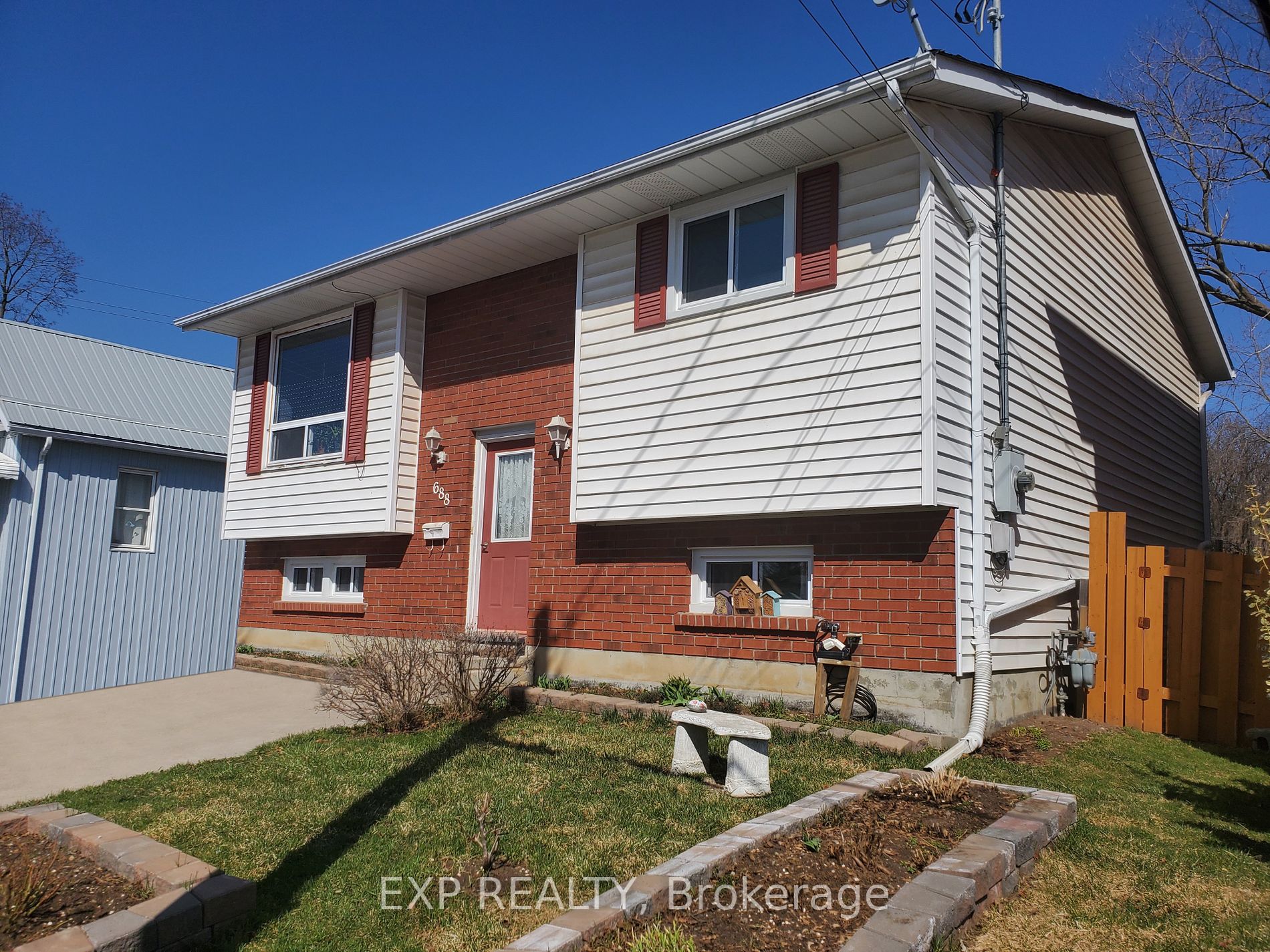 688 Frank St
