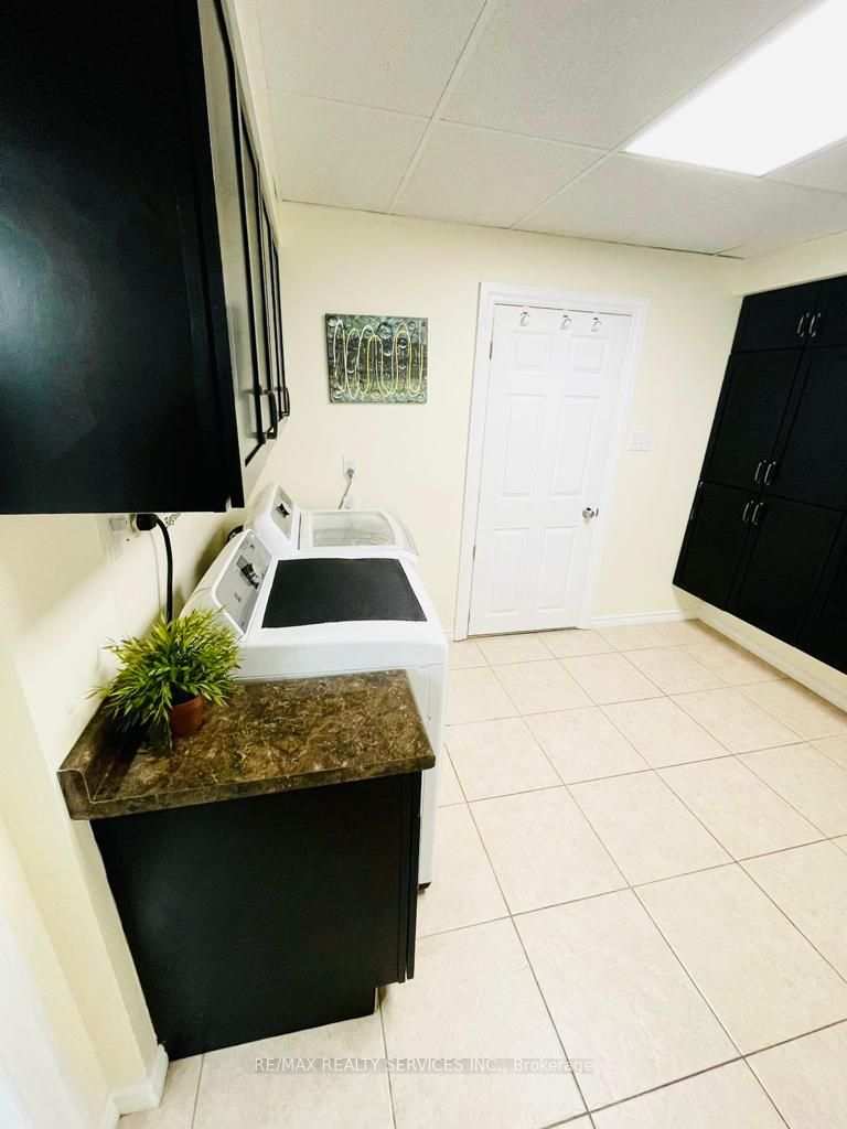 1032 Lauzon Rd