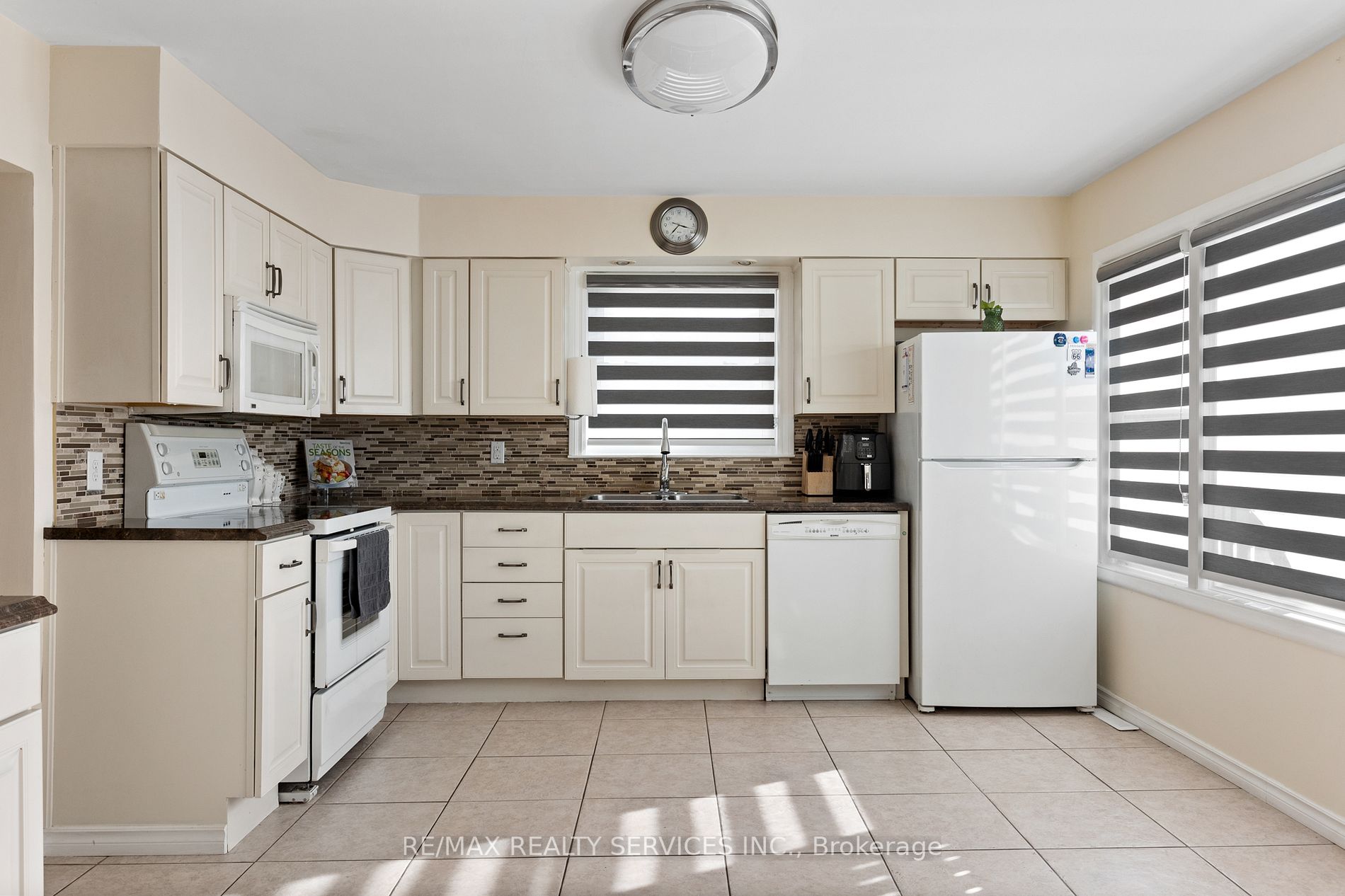 1032 Lauzon Rd