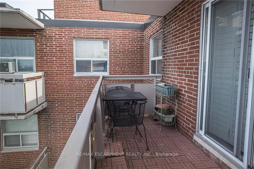 851 Queenston Rd, #908