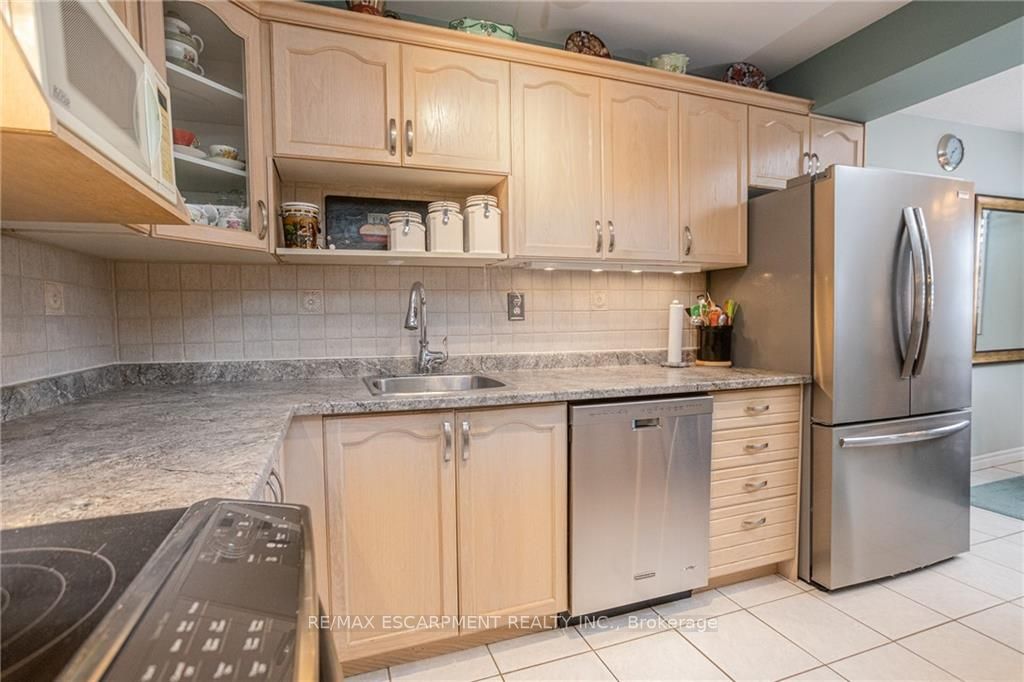 851 Queenston Rd, #908