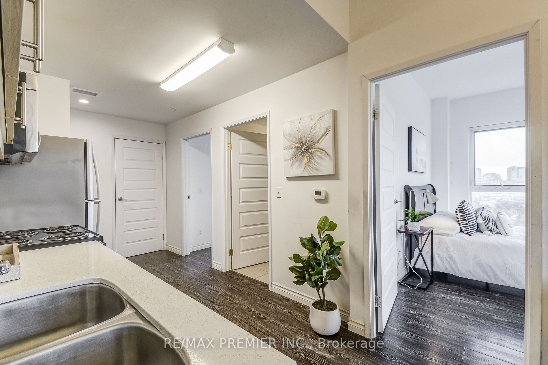 160 King St N, #701