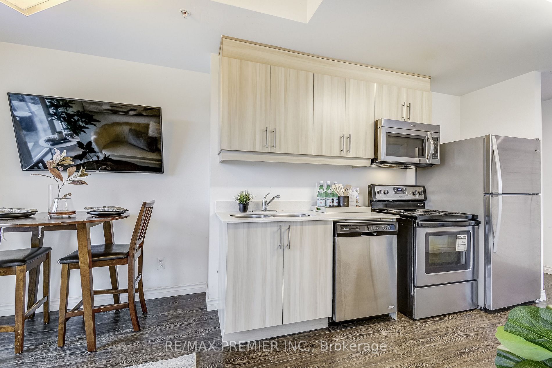 160 King St N, #701