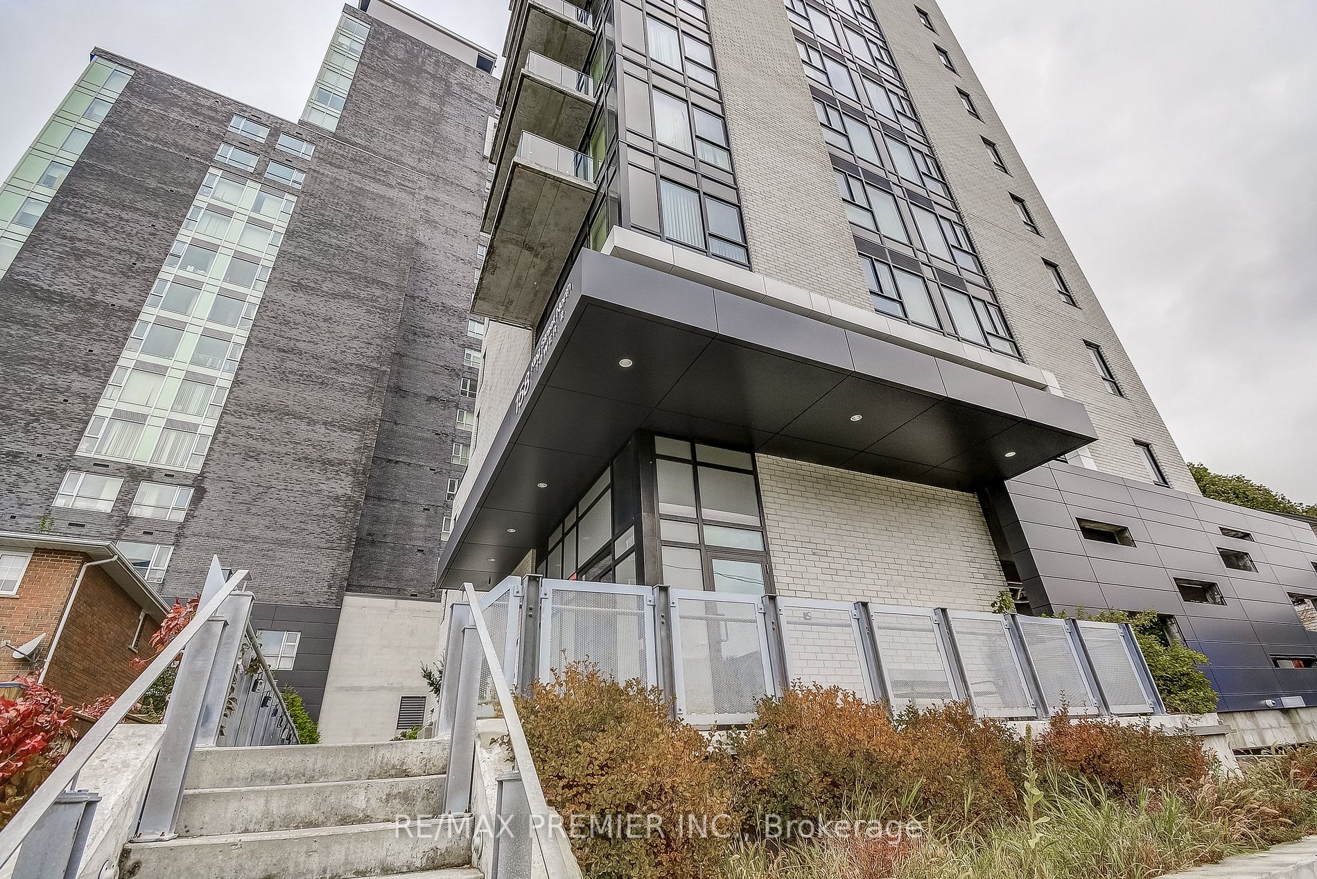 160 King St N, #701