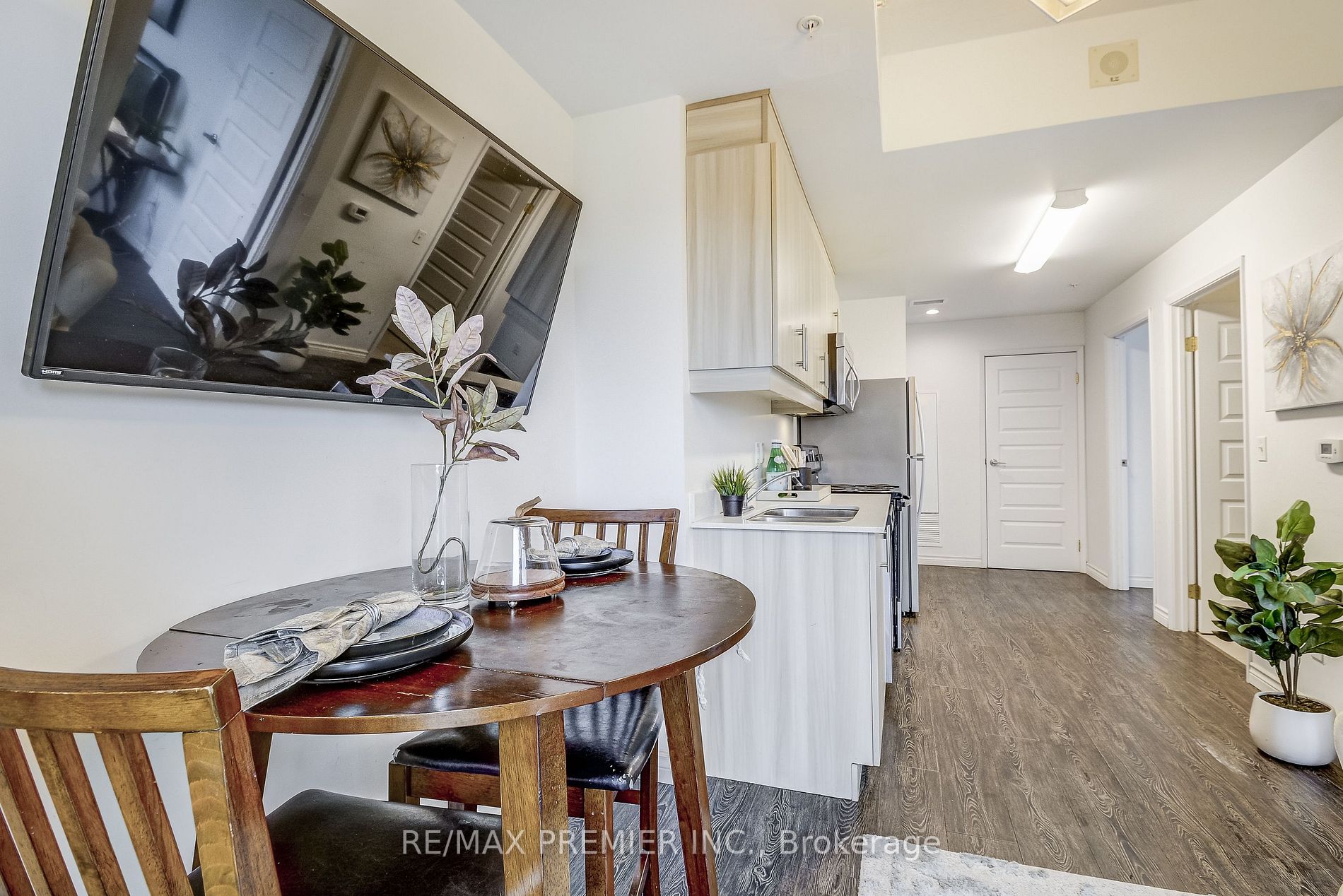 160 King St N, #701
