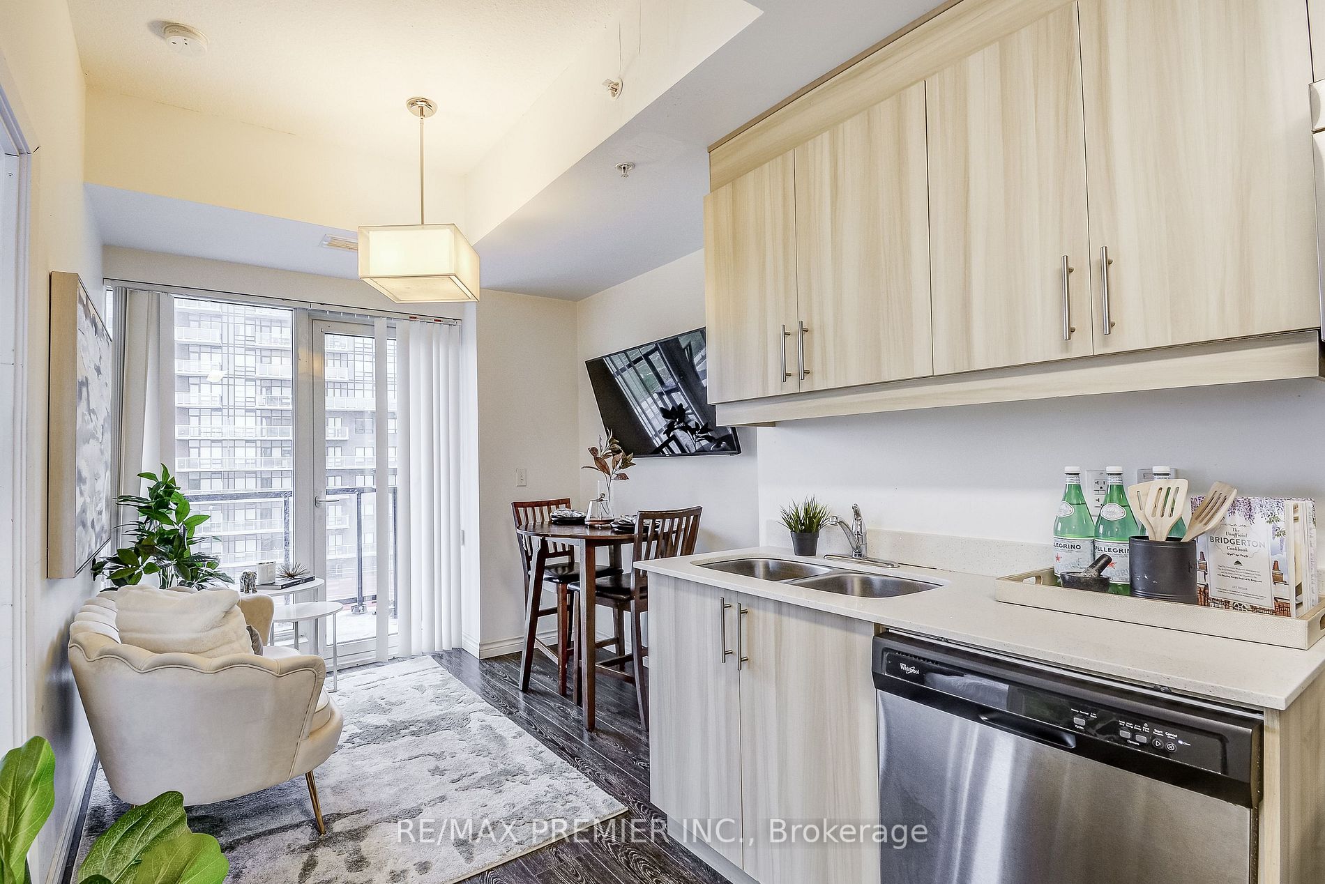 160 King St N, #701