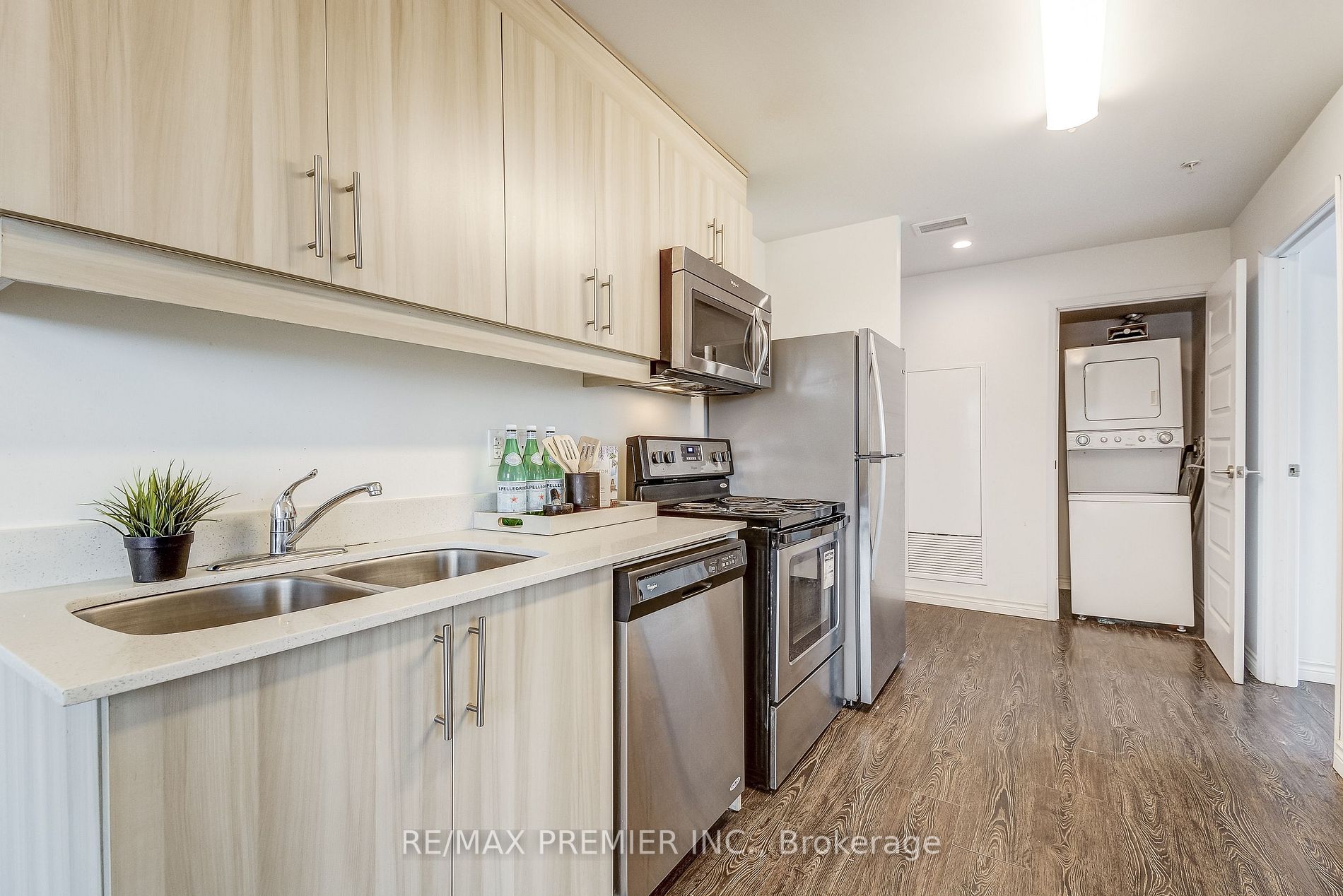 160 King St N, #701