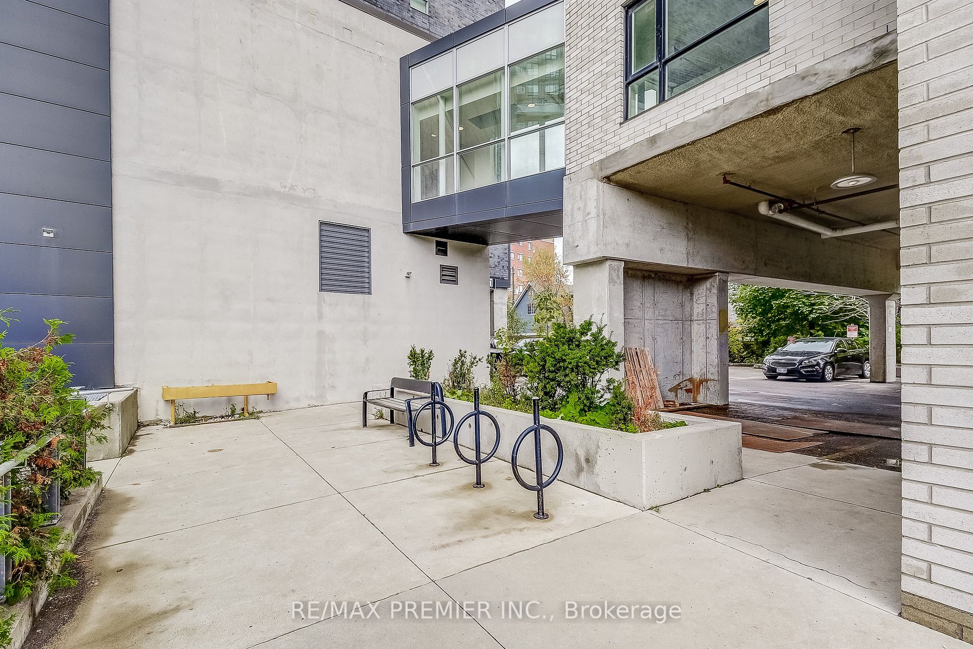 160 King St N, #701