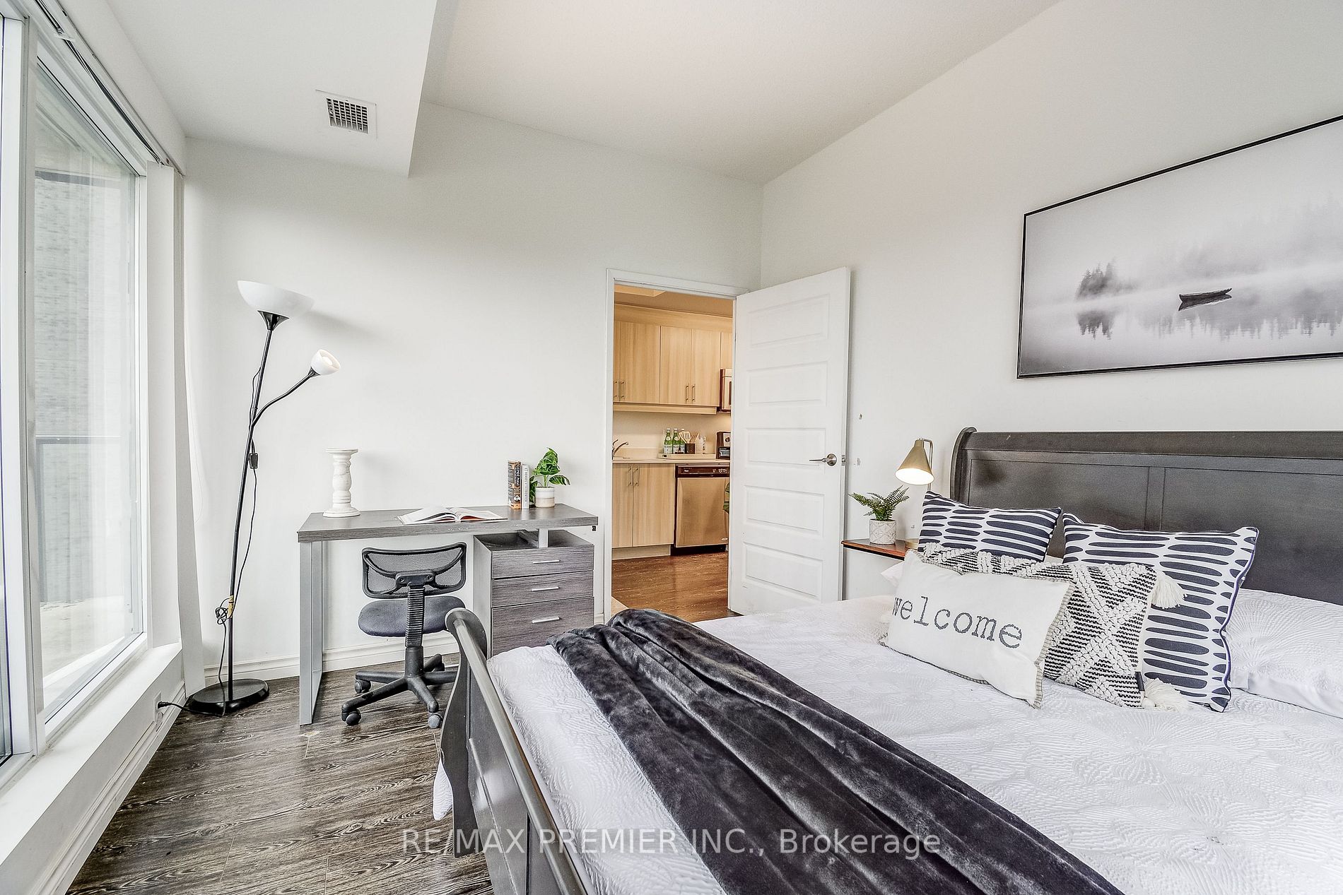 160 King St N, #701