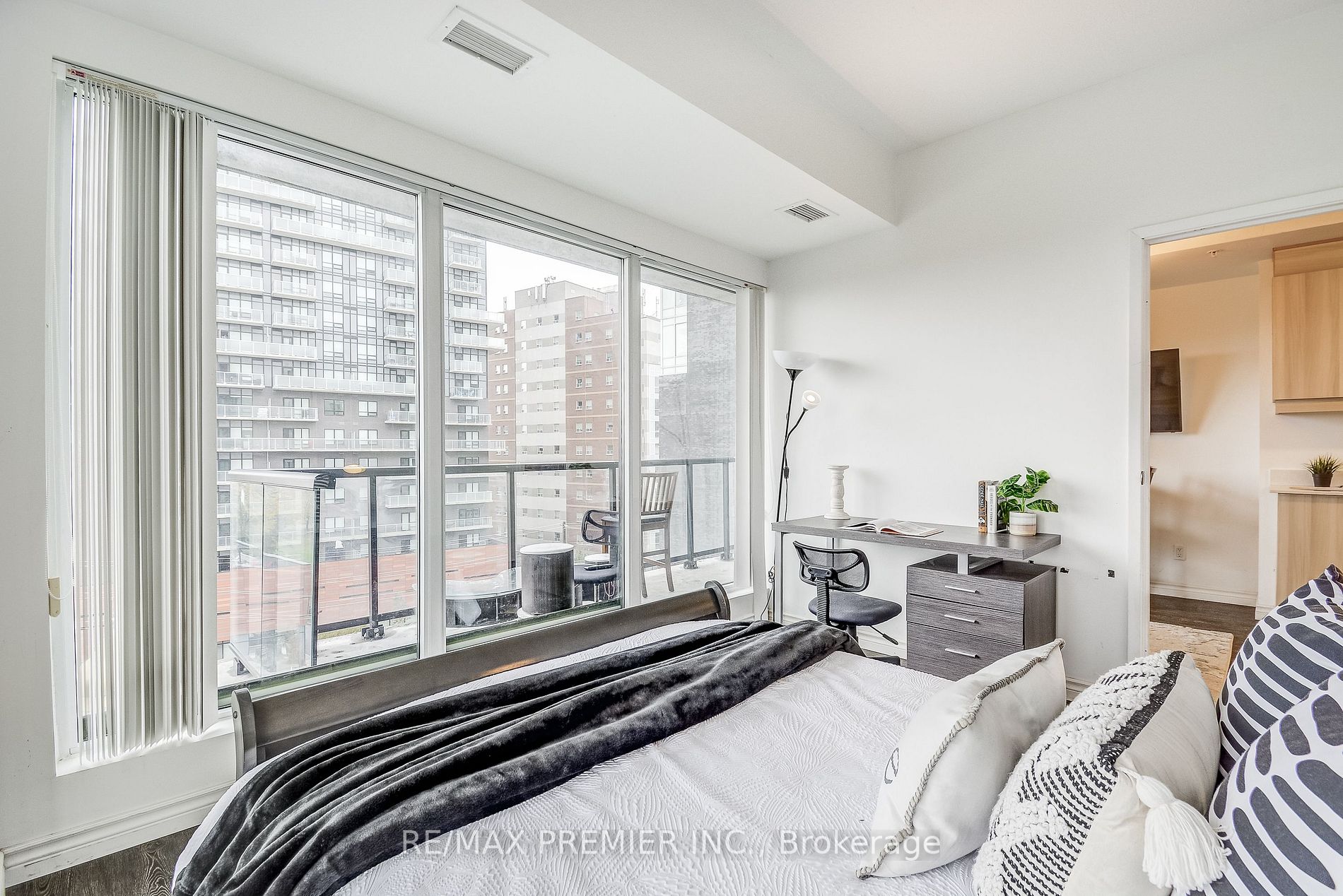 160 King St N, #701