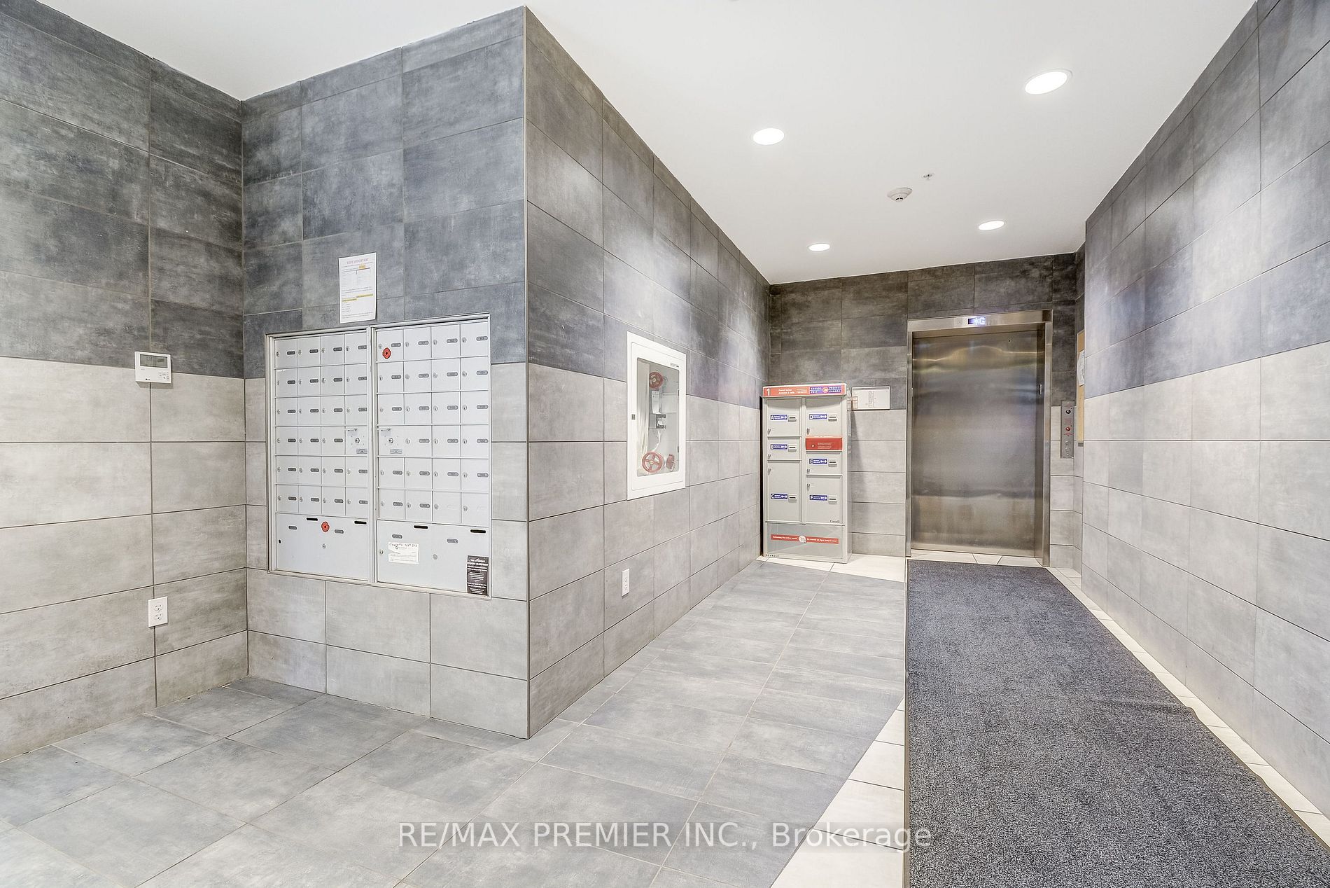 160 King St N, #701
