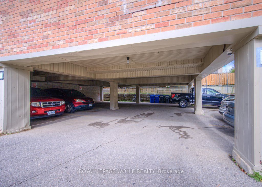172 Regina St N