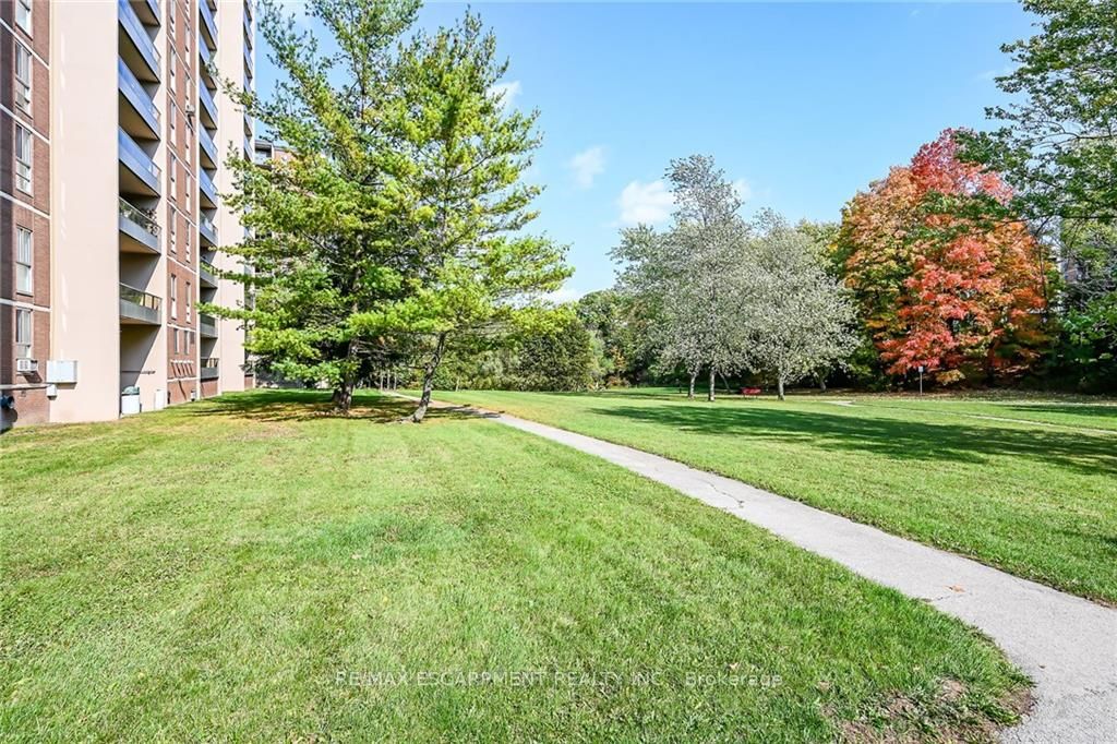1968 Main St W, #205