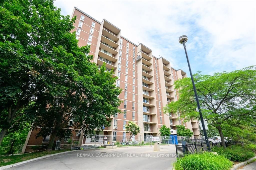 1968 Main St W, #205