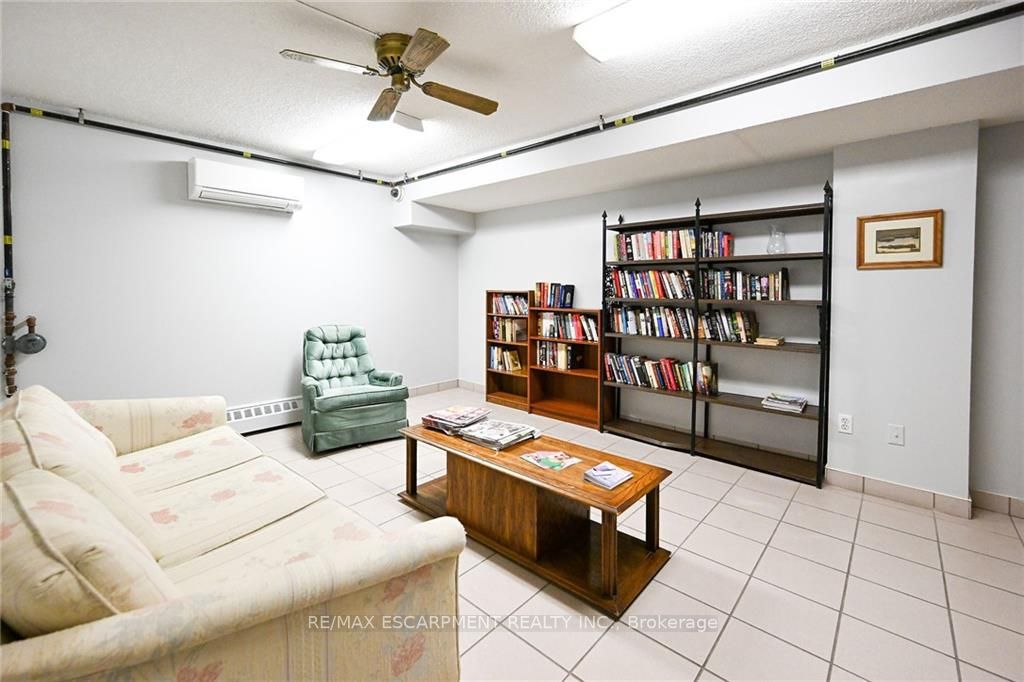 1968 Main St W, #205