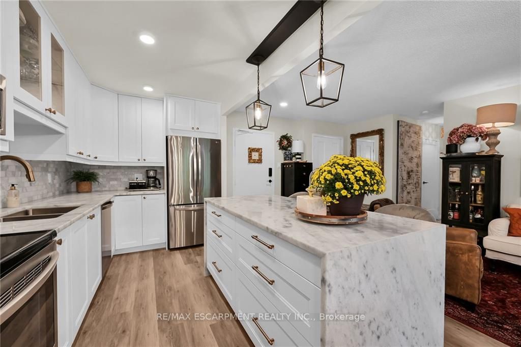 1968 Main St W, #205