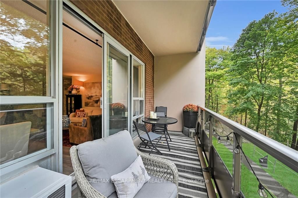 1968 Main St W, #205