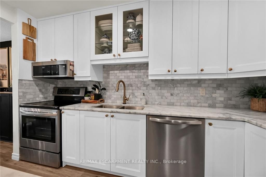 1968 Main St W, #205
