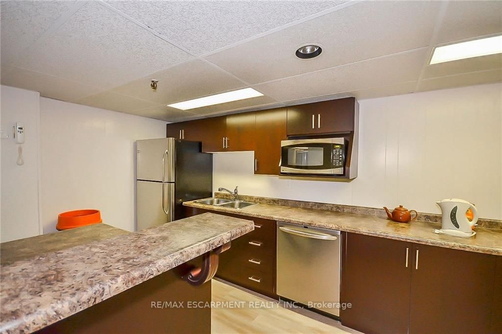 1968 Main St W, #205