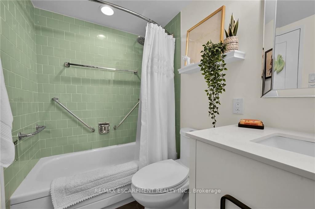 1968 Main St W, #205