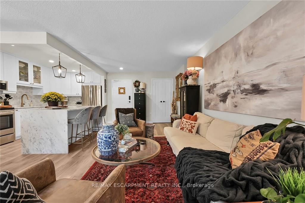1968 Main St W, #205