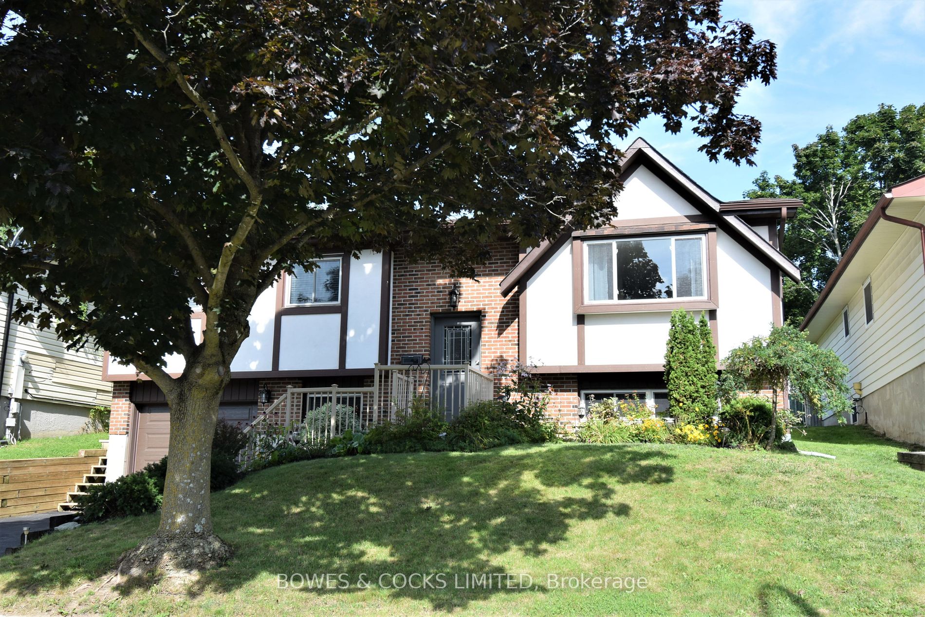 2215 Woodglade Blvd