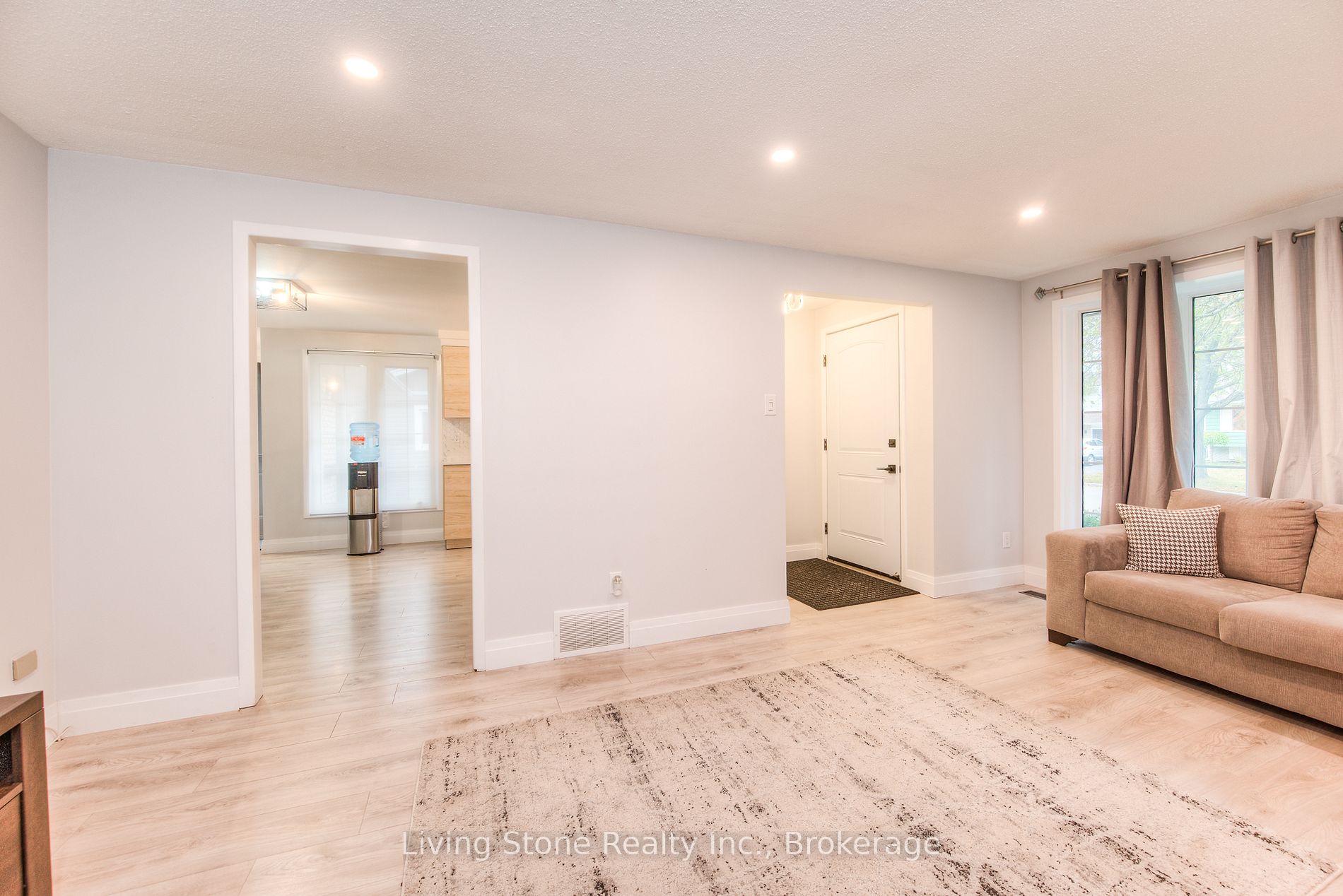 408 Dunvegan Dr