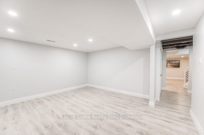 408 Dunvegan Dr