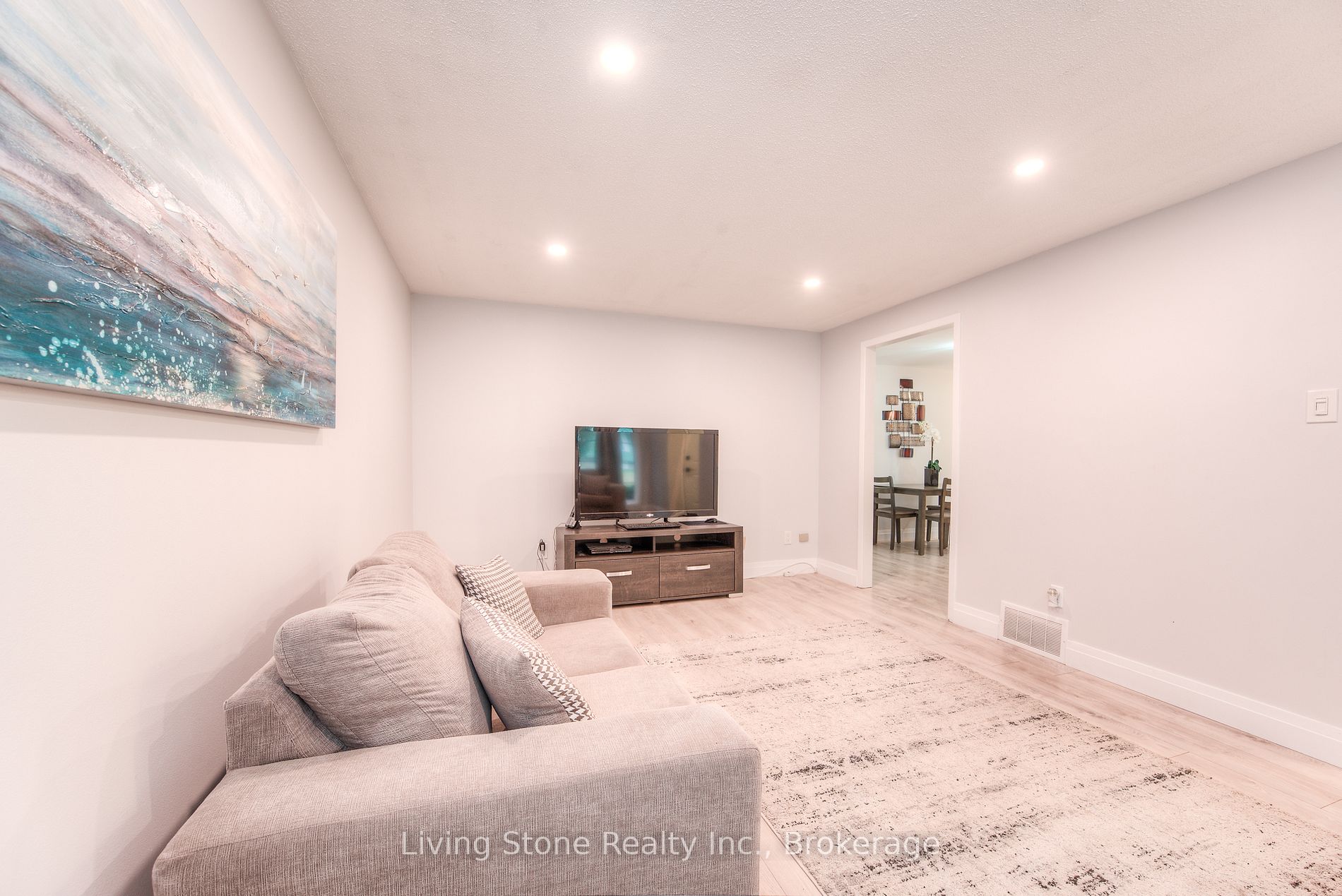 408 Dunvegan Dr